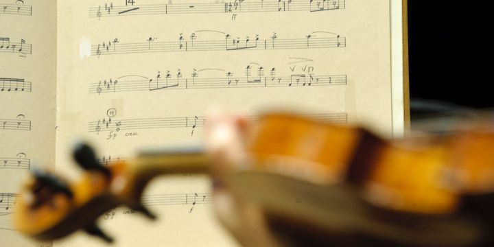 Noten mit Violine im Vordergrund unscharf